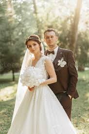 Couple de mariés dans une ambiance romantique